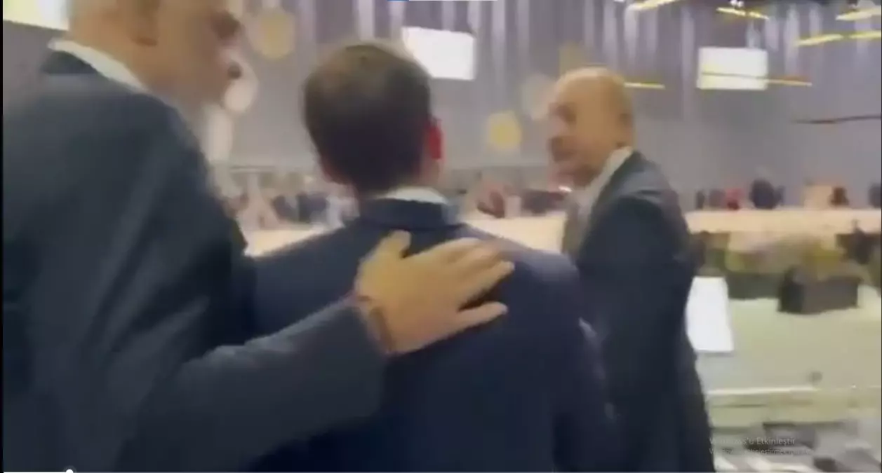 “Macron’dan Rama’ya Zirvede Şakalı Tokak”