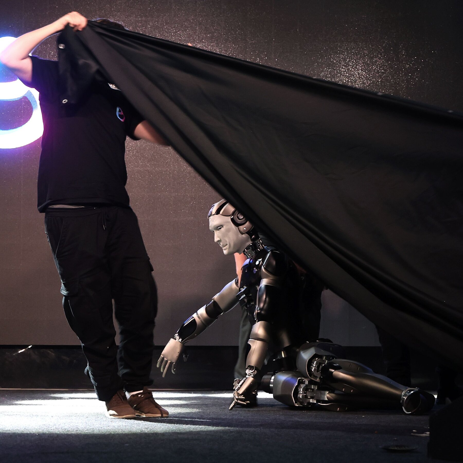 Russian Humanoid Robot Takes a Tumble in Its Much‑Anticipated Debut