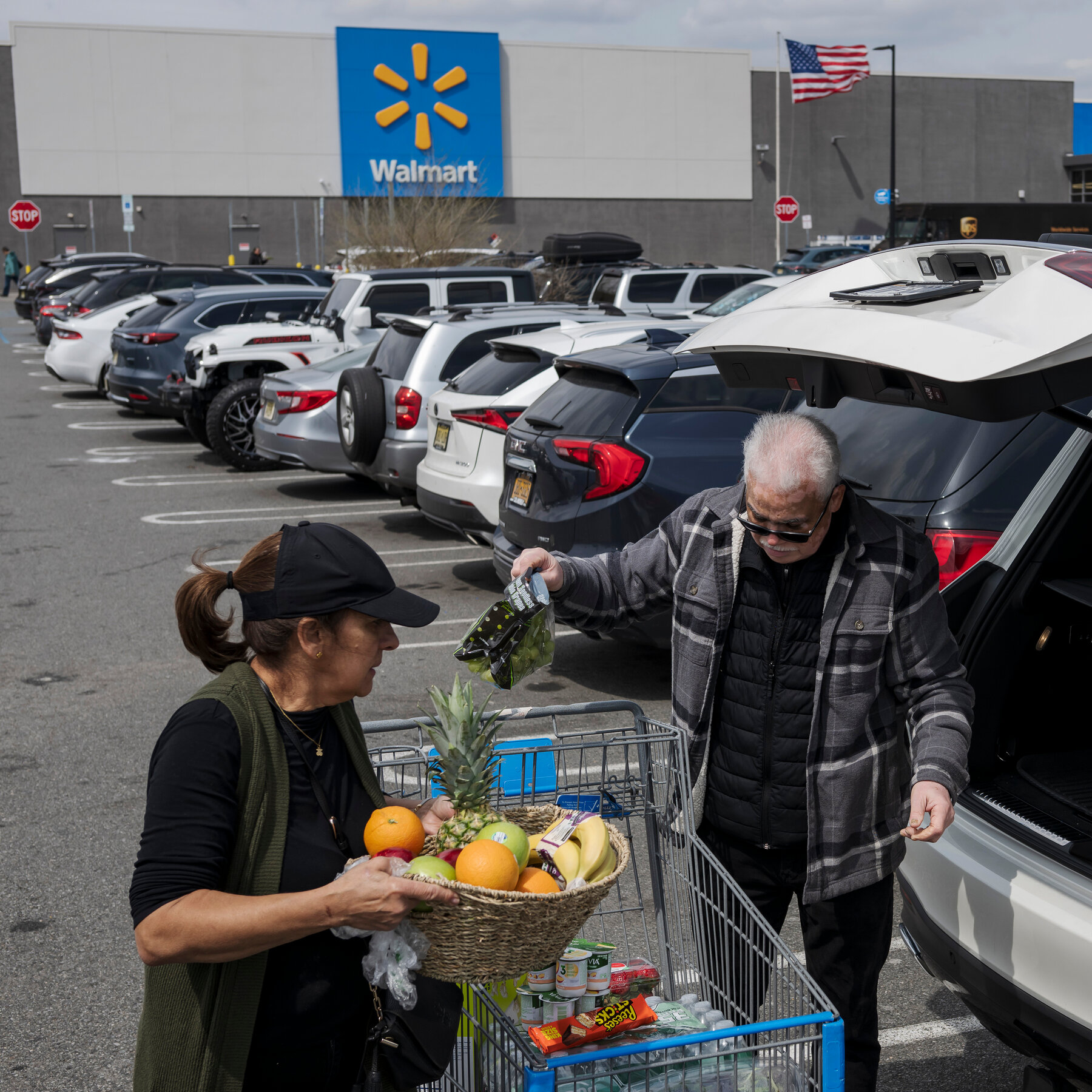 Walmart Sales Rise as Shoppers Seek Savings