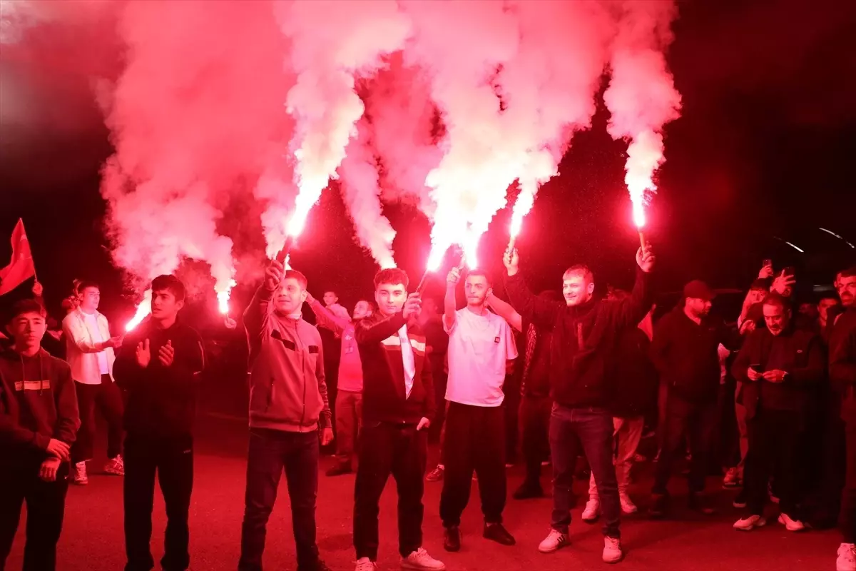 Trabzon’da Boks Şampiyonları Çiçeklerle Karşılındı, Hekimoğlu’ndan Gururlu Açıklamalar