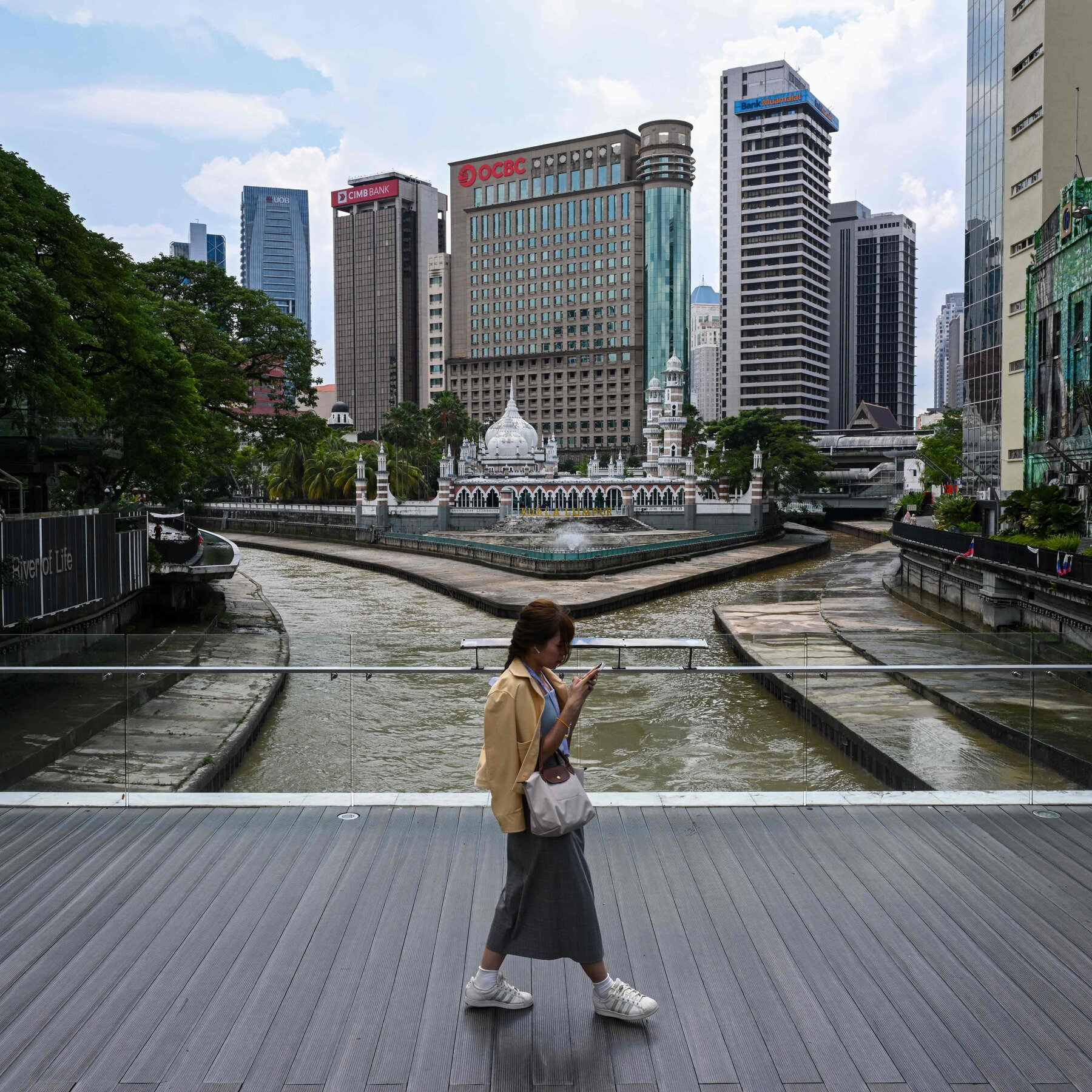 Malaysia to Ban Children Under 16 From Social Media, Echoing Australia