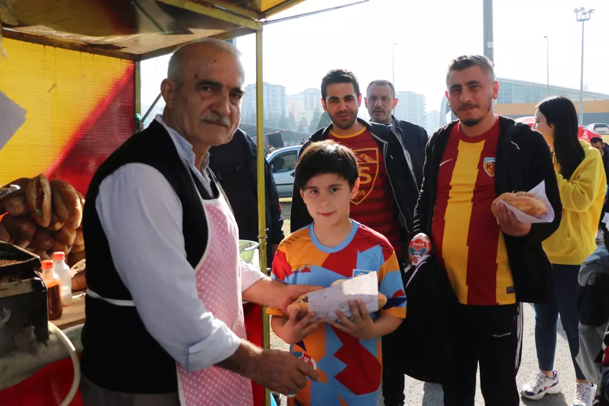 Eski Kayserispor Yıldızı Recep Mavili, Stadyum Çevresinde Seyyar Köfte Satıyor