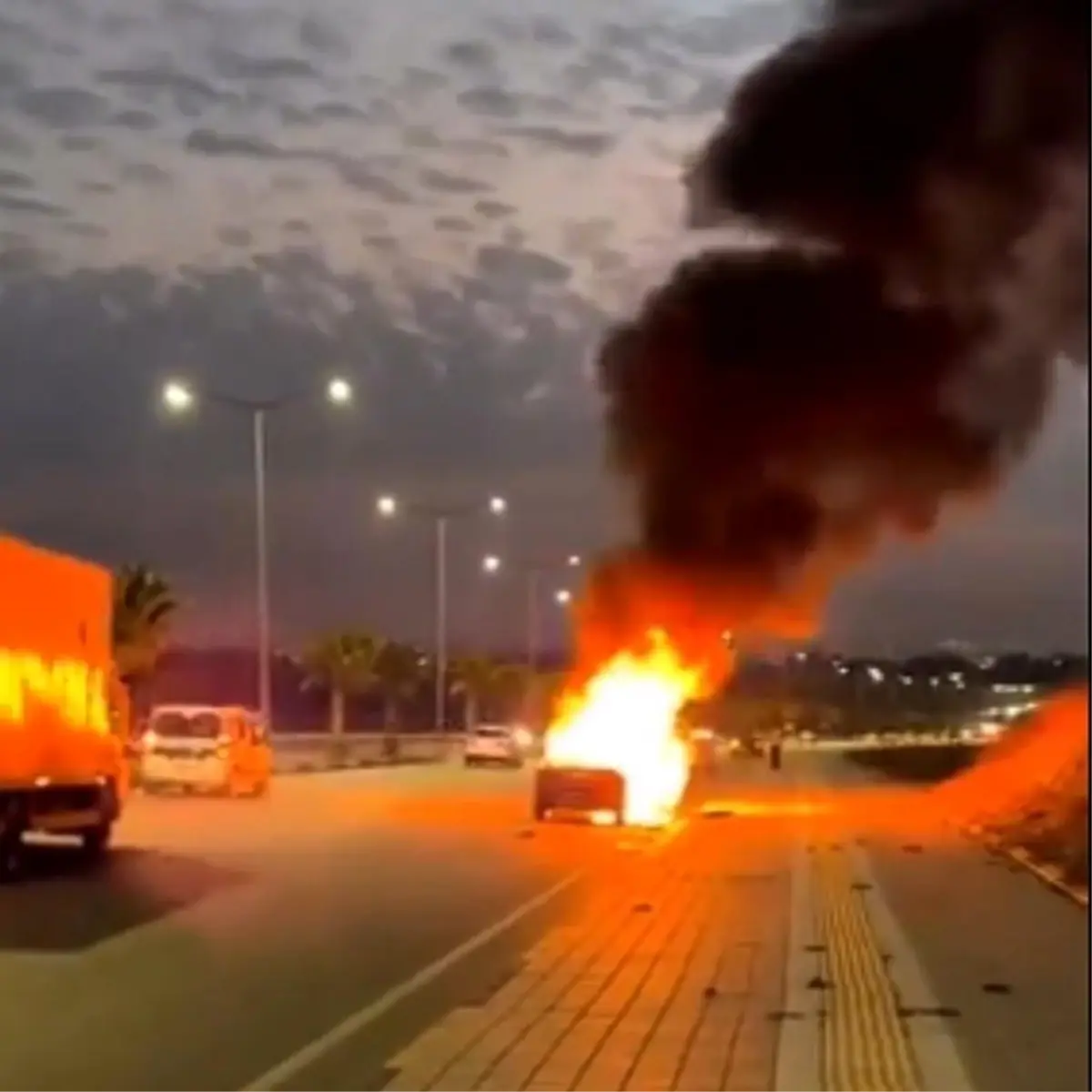 Adana’da Seyir Halindeki Araçta Aniden Çıkan Yangın Büyük Panik Yarattı!