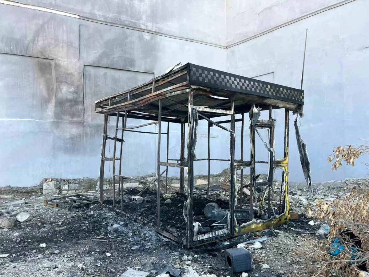 Hatay’da Yangın: Taksi Kulübesi Küle Döndü