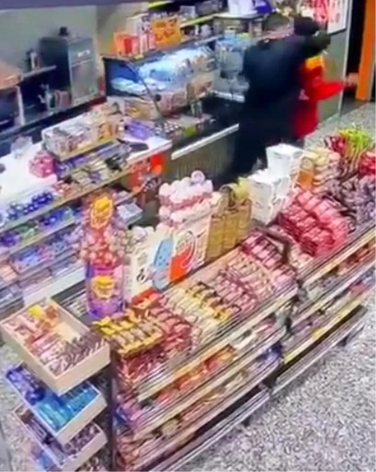 Kocaeli’de Alkollü Müşteri Çalışanı Darbetti ve Dışarıya Kovalarak Kaçtı