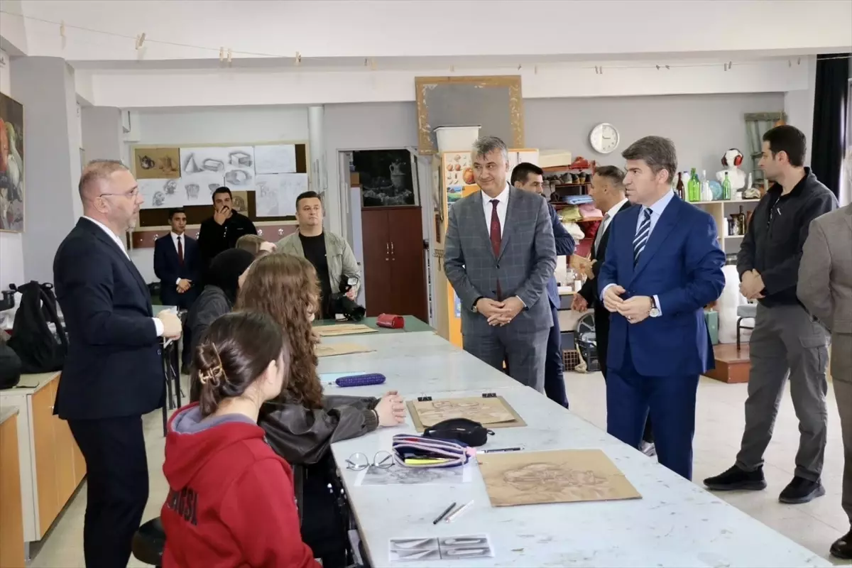 Amasya Valisi Önder Bakan Okulları Ziyaret Etti