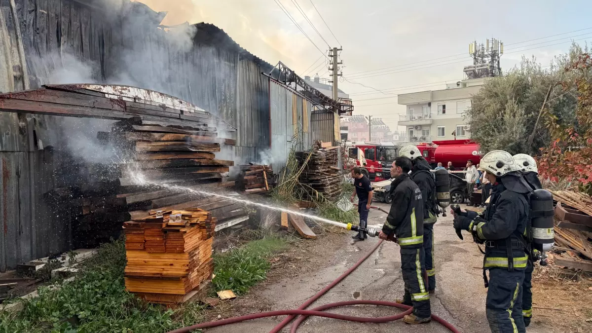 Antalya’da Kepez’de Mobilya Atölyesini Vuran Dev Yangın 10 Milyon TL’lik Zarar Bıraktı