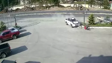 Hopa’da Akaryakıt Çalışanına Kamyonet Çarptı: Yaralılar Var!