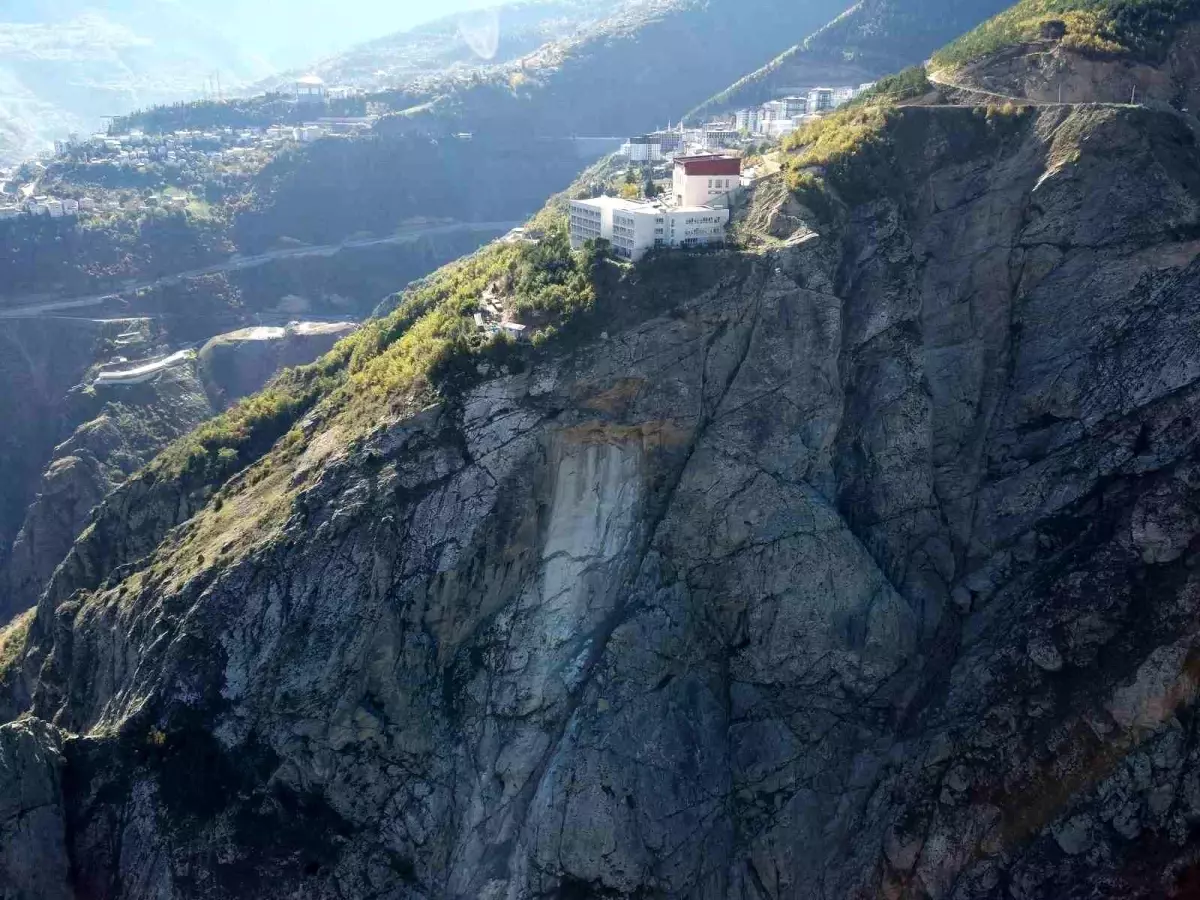 Artvin’de Dev Kaya Parçası Çoruh Nehri’ne Düştü