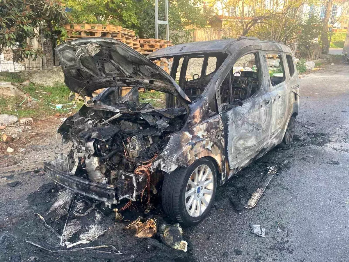 Ataşehir’de Hafif Ticari Araç Yangını: Şans Esiri Olayda Can Kaybı Yok