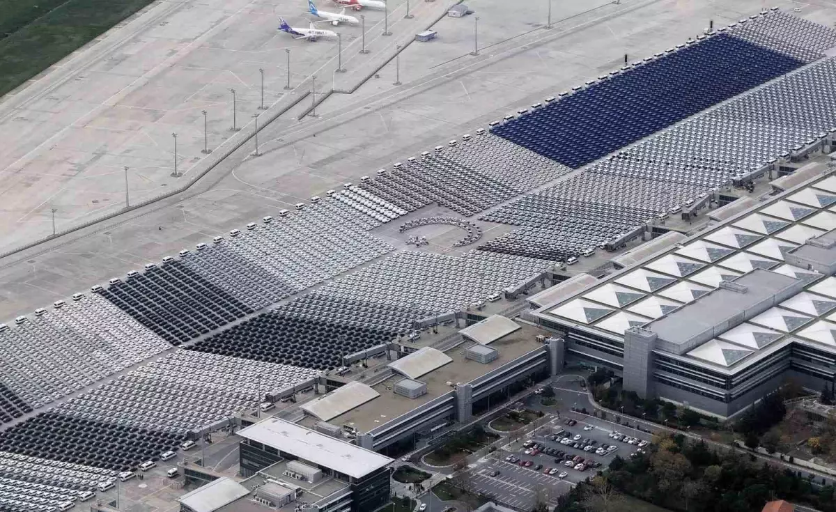 Atatürk Havalimanı’nda teslime hazır binlerce araç tek karede görüntülendi