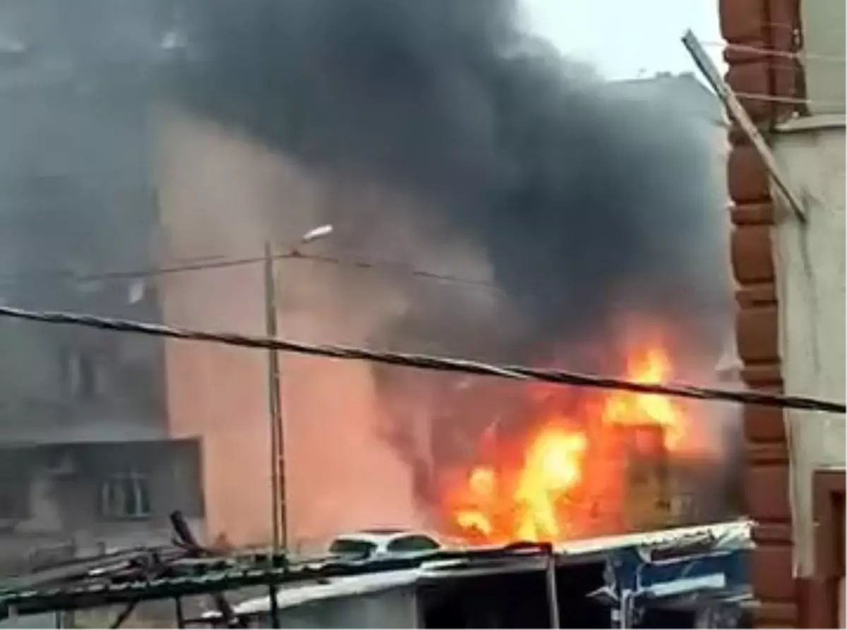 Avcılar’da Çöpten Çıkan Yangın Kümeyi Kuşattı