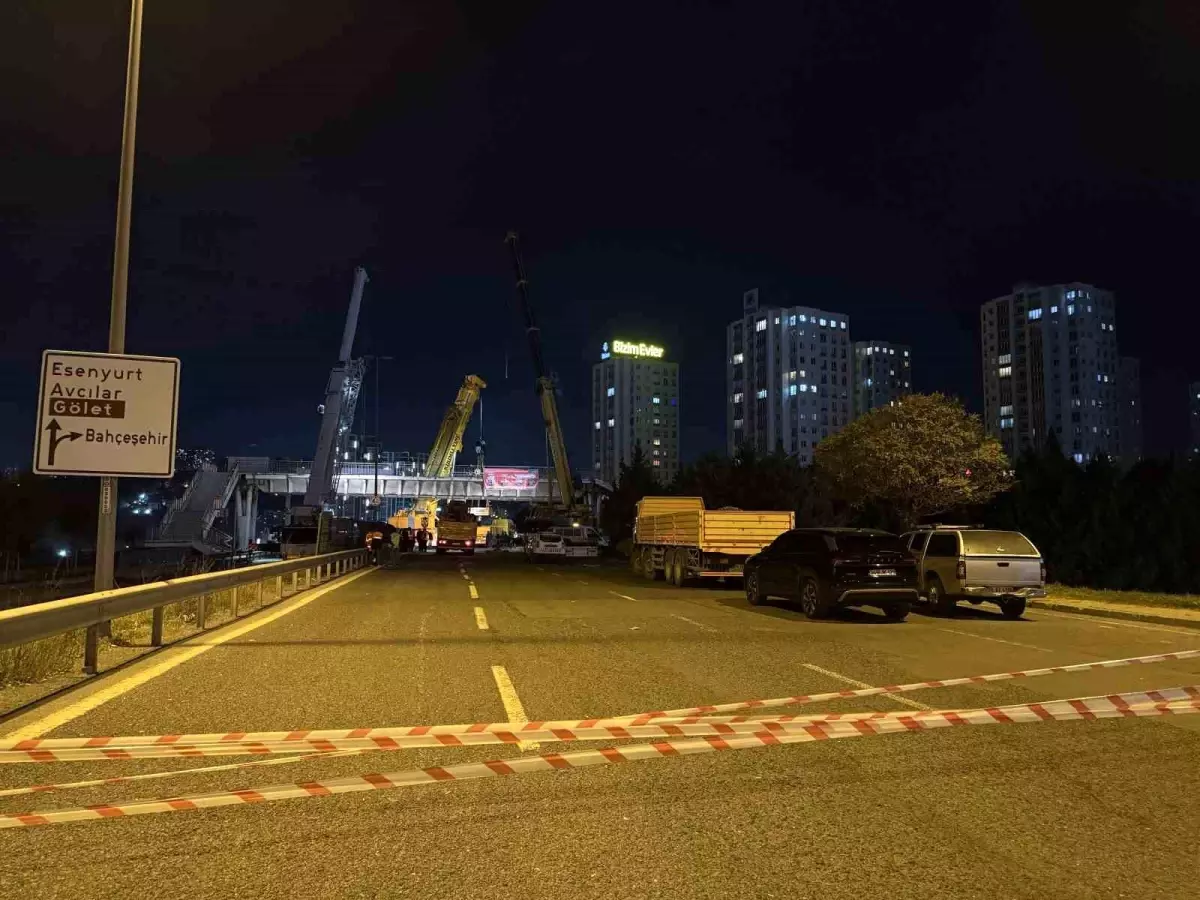 Avcılar’da Tır Üst Geçide Çarptı: Trafik Felaketi Şehrin Sokaklarını Durdurdu