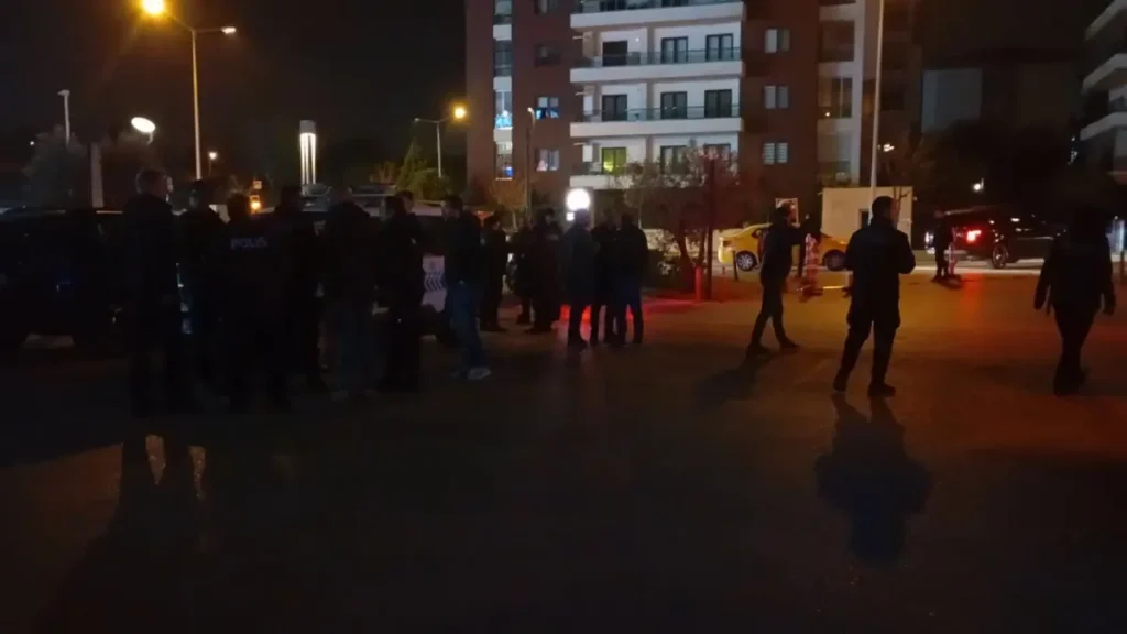 Alışveriş Merkezi Kavgası: Bekçilere Silah Gösterildi