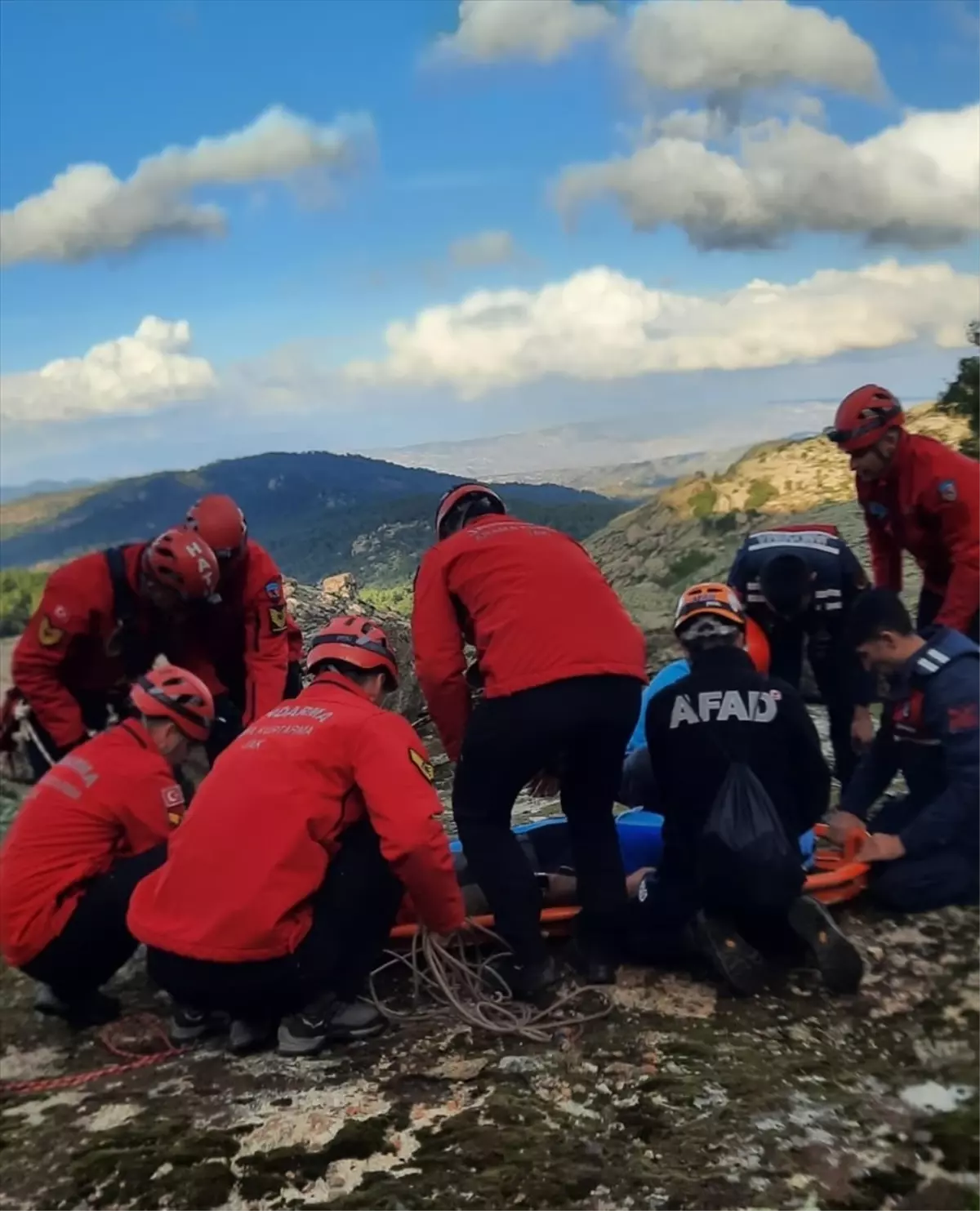 Dağda Düşen Yürüyüşçü Helikopterle Kurtarıldı