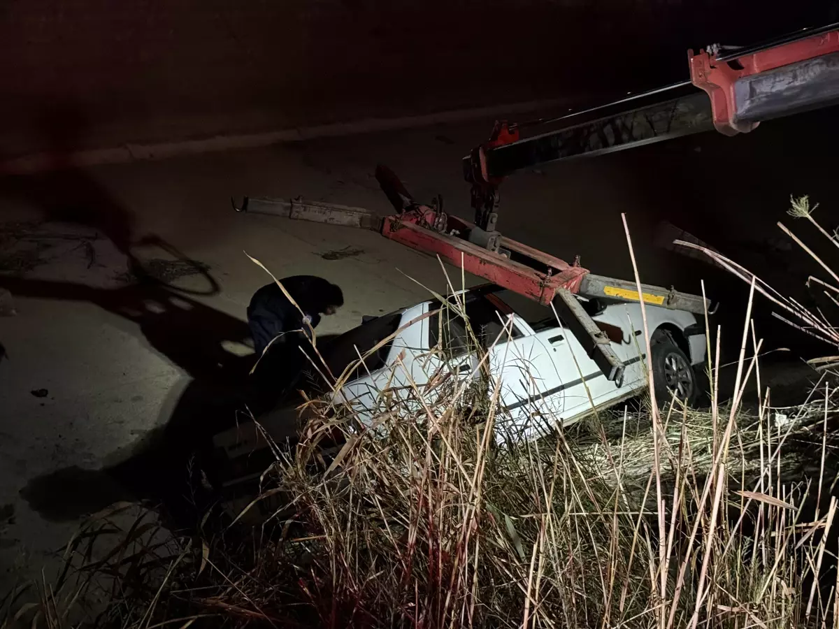 Aydın Efeler’de Şok Kaza: Araç Su Kanalına Devrildi, 2 Yaralı