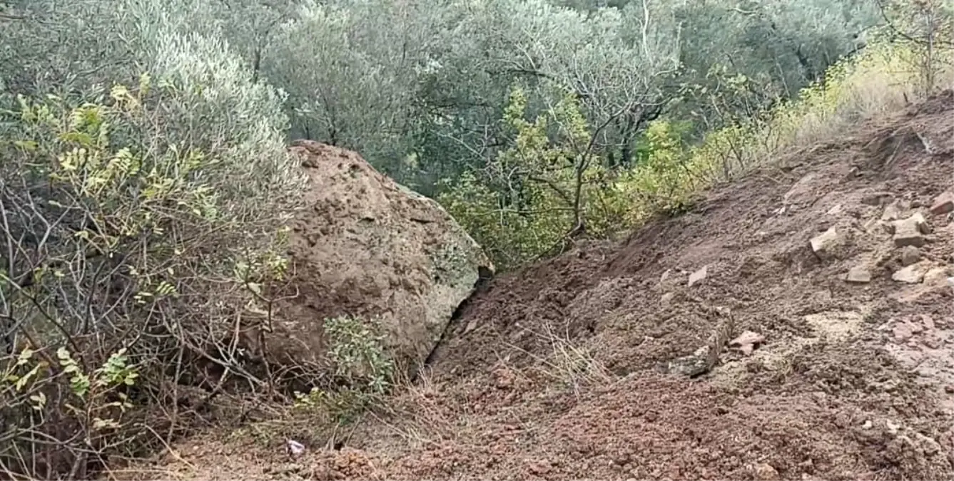 Ayvacık’ta Toprak Kayması, Yol Kapatıldı