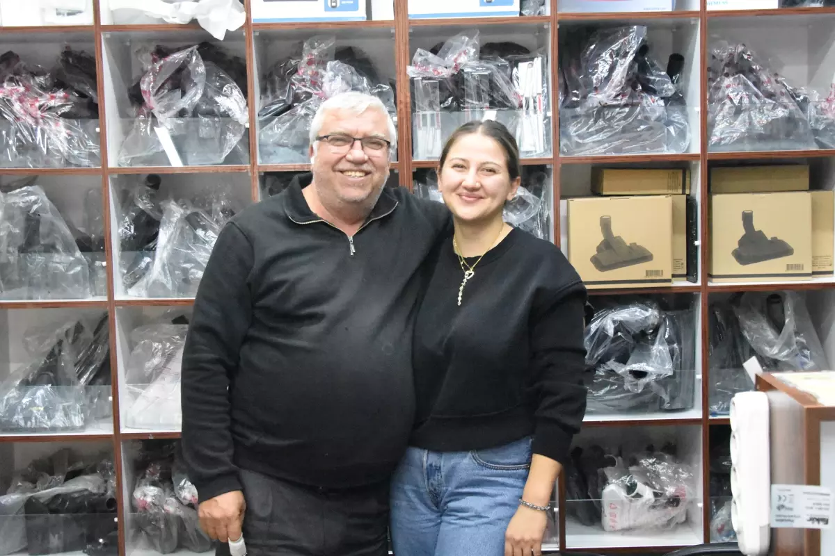 Kızlarıyla Tamir Yapan Baba