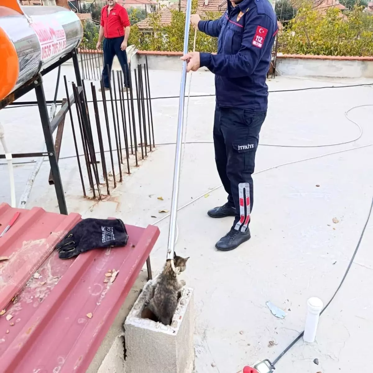 Bacaya Sıkışan Kedi İtfaiye Tarafından Kurtarıldı