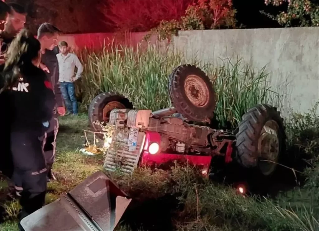 Traktör Kazasında Sürücü Hayatını Zor Durumda Buldu