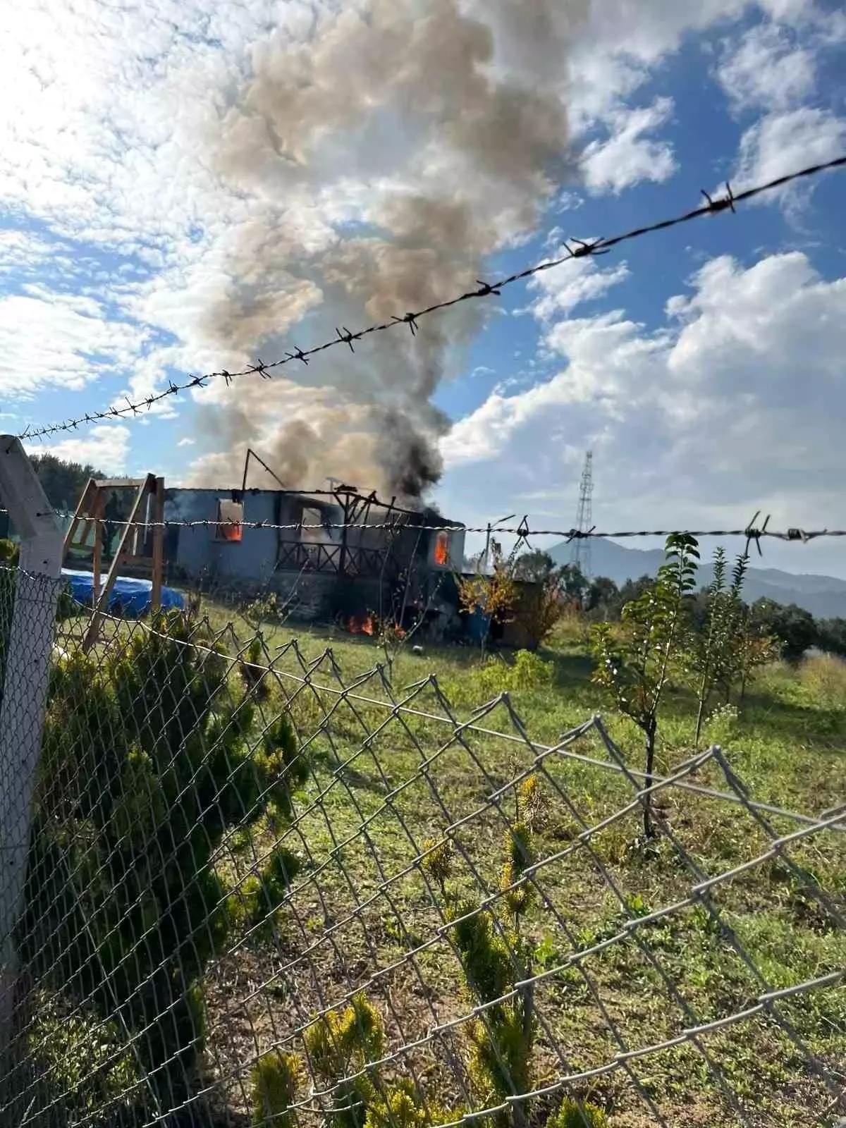 Bilecik’te Ciciler Köyü Bağ Evinde Çıkan Yangın Evleri Kullanılamaz Hale Getirdi