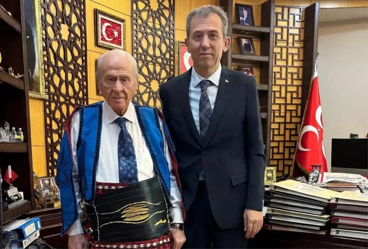 Devlet Bahçeli, Karaşar Türkmen Alevi Kıyafetleriyle Tarihi Hatıra Pozu Verdi