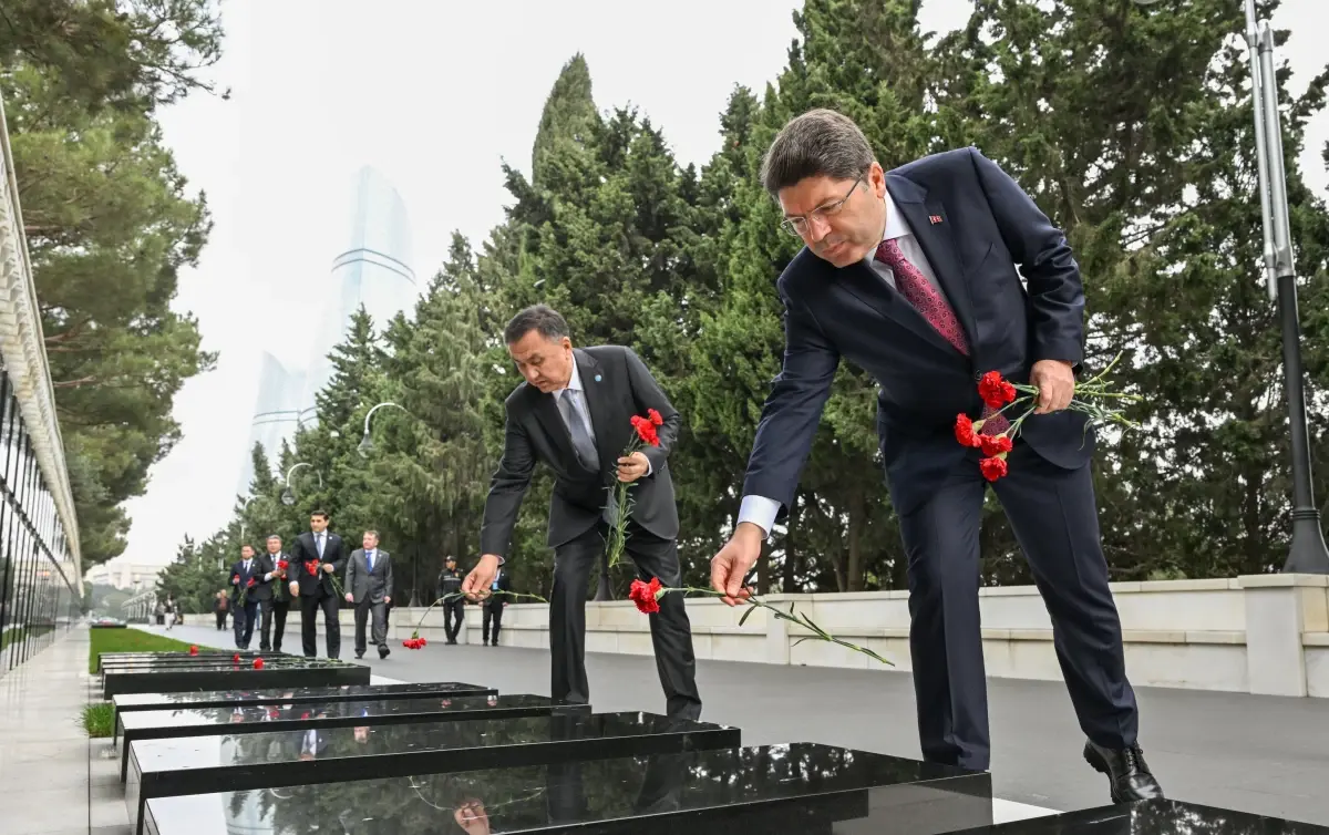 Adalet Bakanı Yılmaz Tunç, Azerbaycan’da Türkiye’nin Bakü Büyükelçiliği’ni ve Zafer Anıtı’nı Ziyaret Etti
