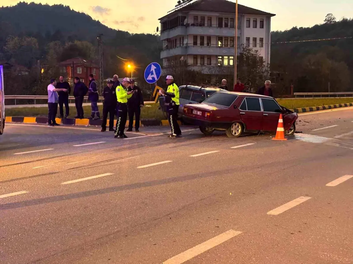 Bartın’da Kavşakta İki Otomobil Çarpıştı: 6 Yaralı