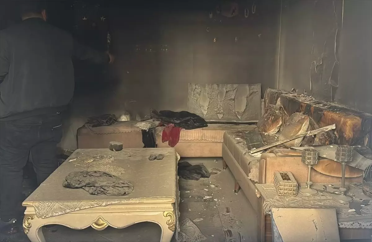 Başakşehir’de Site Yangını: 2 Kişi Dumandan Etkilendi