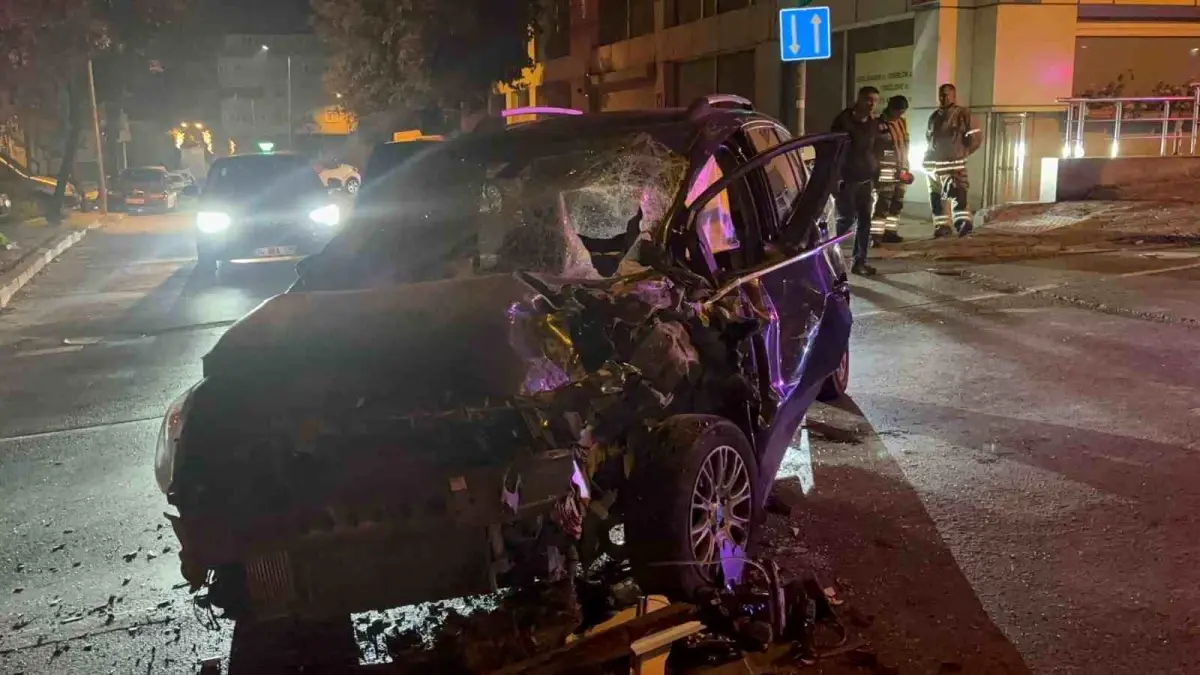 Bayrampaşa’da Otobüs ve Otomobil Kafa Kafaya Çarpıştı: 3 Yaralı, Trafik Felç Oldu