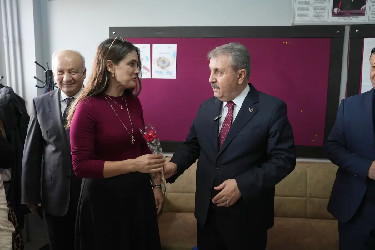 BBP Lideri Destici, Balıkesir Şehit Astsubay Cemil Erkek Ortaokulu’nu Öğretmenler Günü’nde Ziyaret Etti