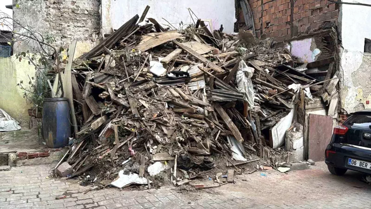 Beyoğlu’nda Metrek Ahşap Bina Tamamen Yıkıldı
