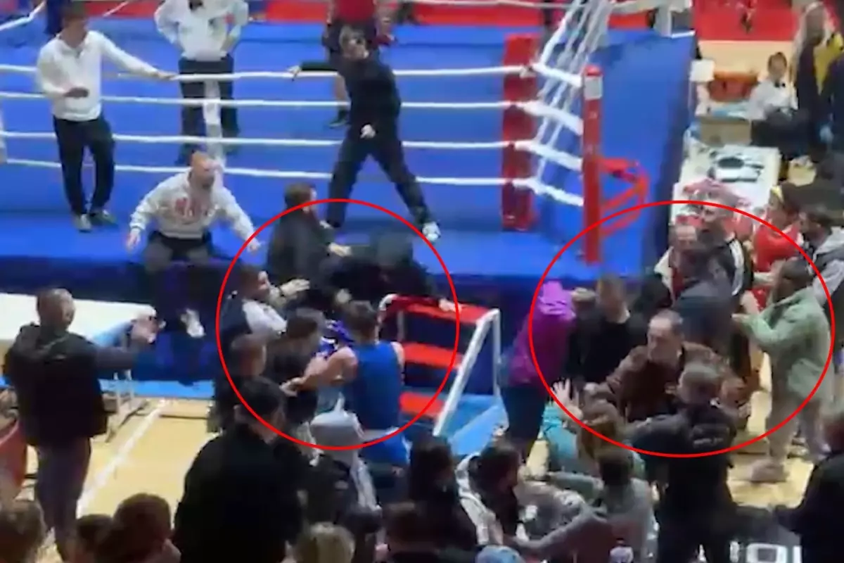Boks Turnuvasında Kavga Ring Dışına Taştı, Yumruklar Havada Uçuştu