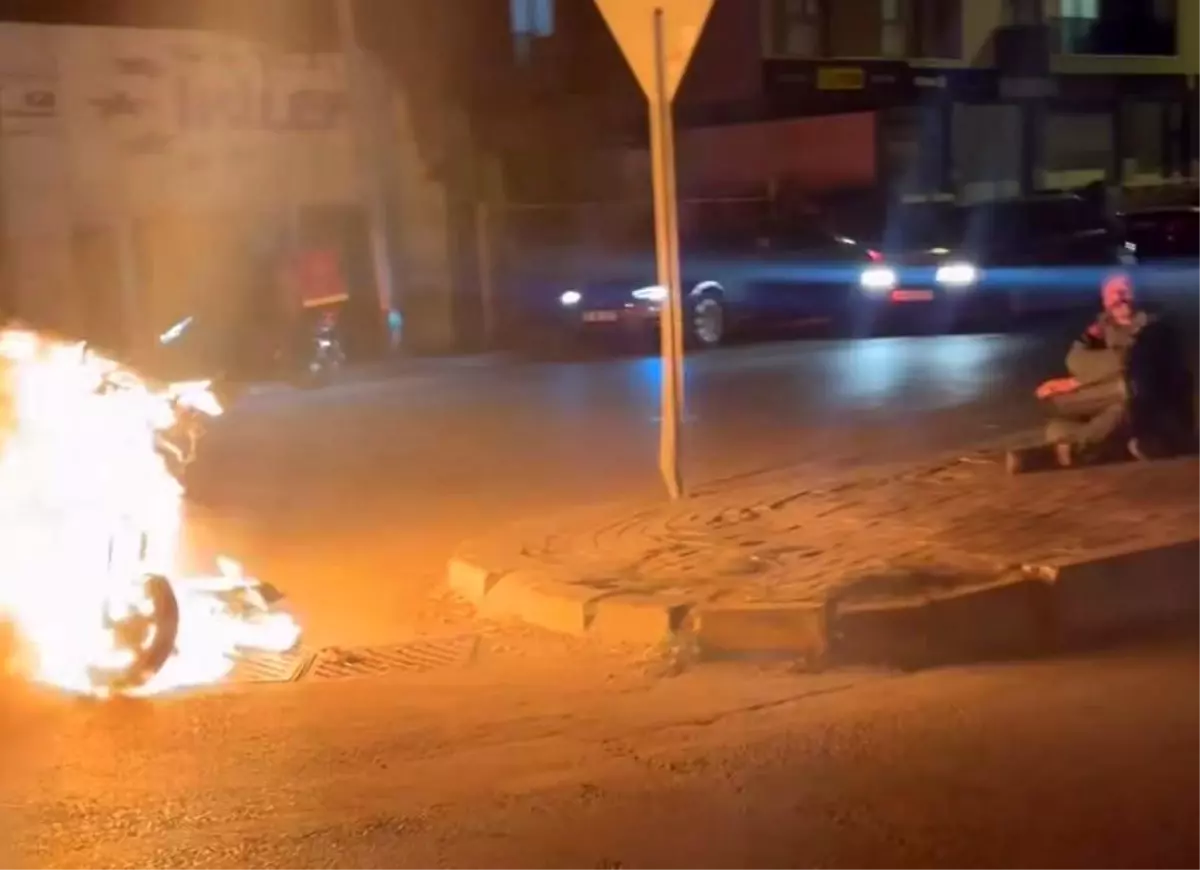 Denizli’de Motosiklet Yangını: Sürücü Arızalı Elektrikli Motorunu Ateşe Verip İzledi