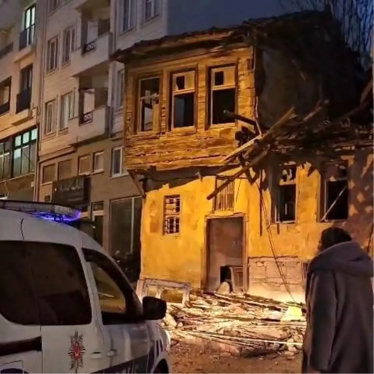 Gelibolu’da Sağanak Yağış Binayı Çöktürdü