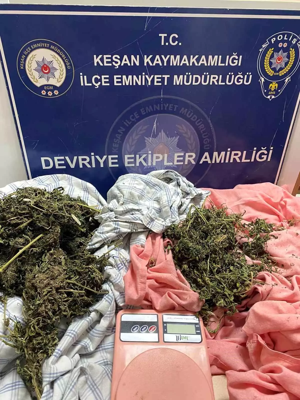 Keşan’da Çarşaflara Sarılmış 695 Gram Kubar Esrar ve Hassas Terazi Ele Geçirildi