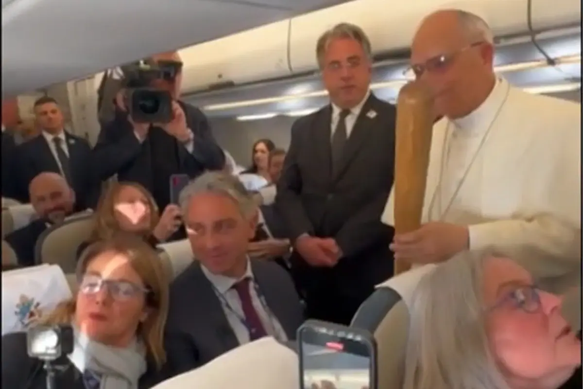 CBS muhabirinden Papa’ya beyzbol sopası sürprizi