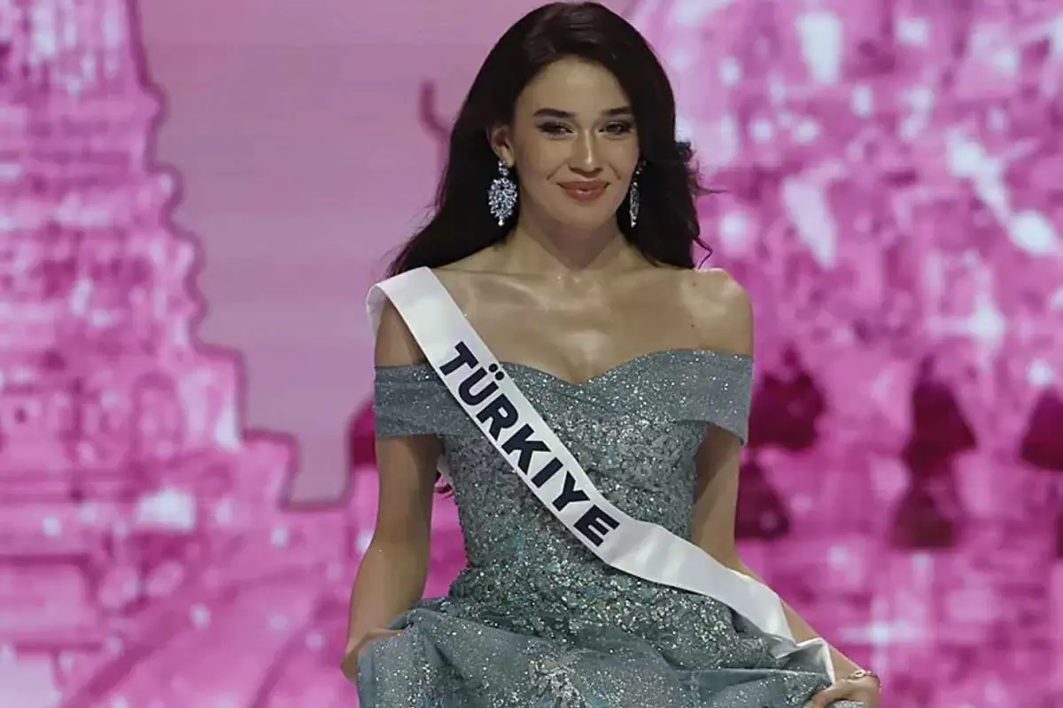 Ceren Arslan Türk bayraklı paylaşımı ve Hürrem elbisesiyle beğeni topladı