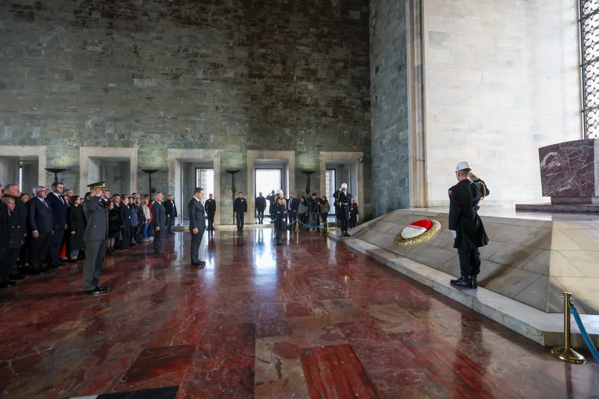 CHP Heyeti Anıtkabir’de Saygı Duruşunda Bulundu ve Özel Defter’i İmzaladı