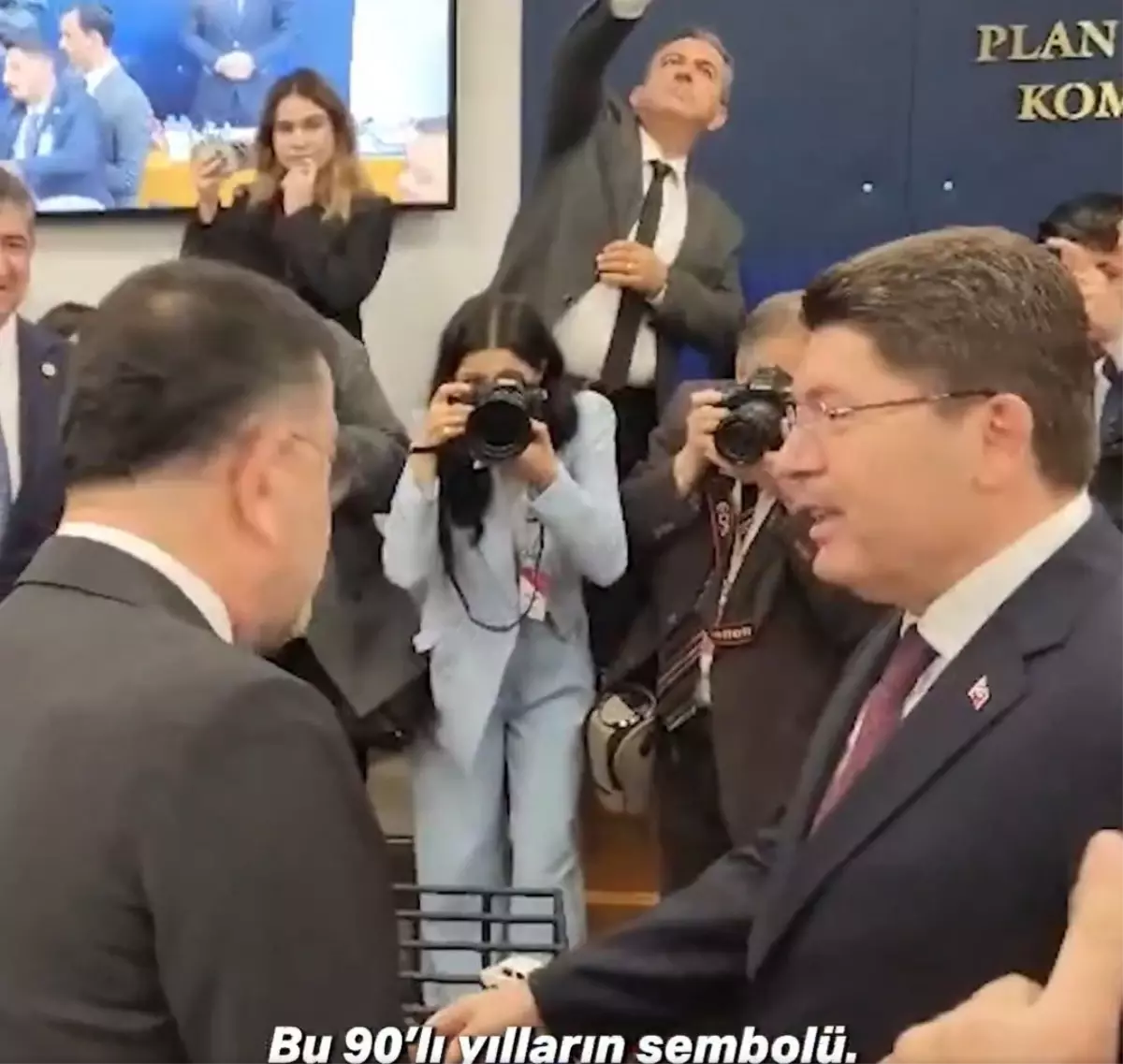 CHP’li vekil “Beyaz Toros” maketi gösterdi, Bakan Tunç anında cevabı yapıştırdı