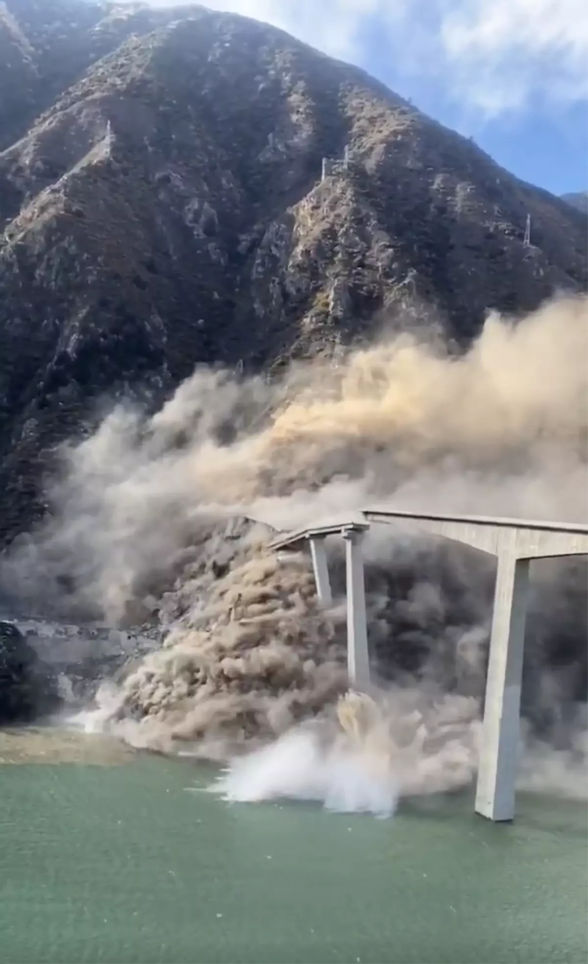 Çin’de Hongqi Köprüsü’nde Kısmi Çökme Meydana Geldi