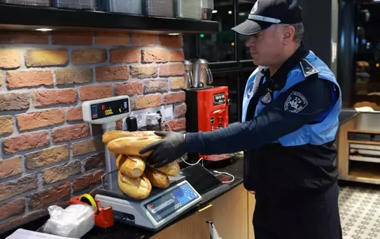 Denetime giden ekipler, ekmeğin gramajını görünce işletme sahibine teşekkür etti