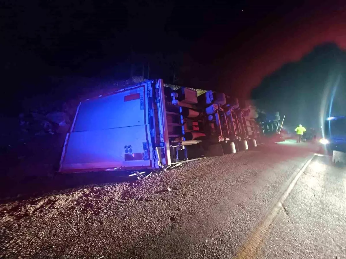 Mersin’de Tır Devrildi, Sürücü Hayatını Kaybetti