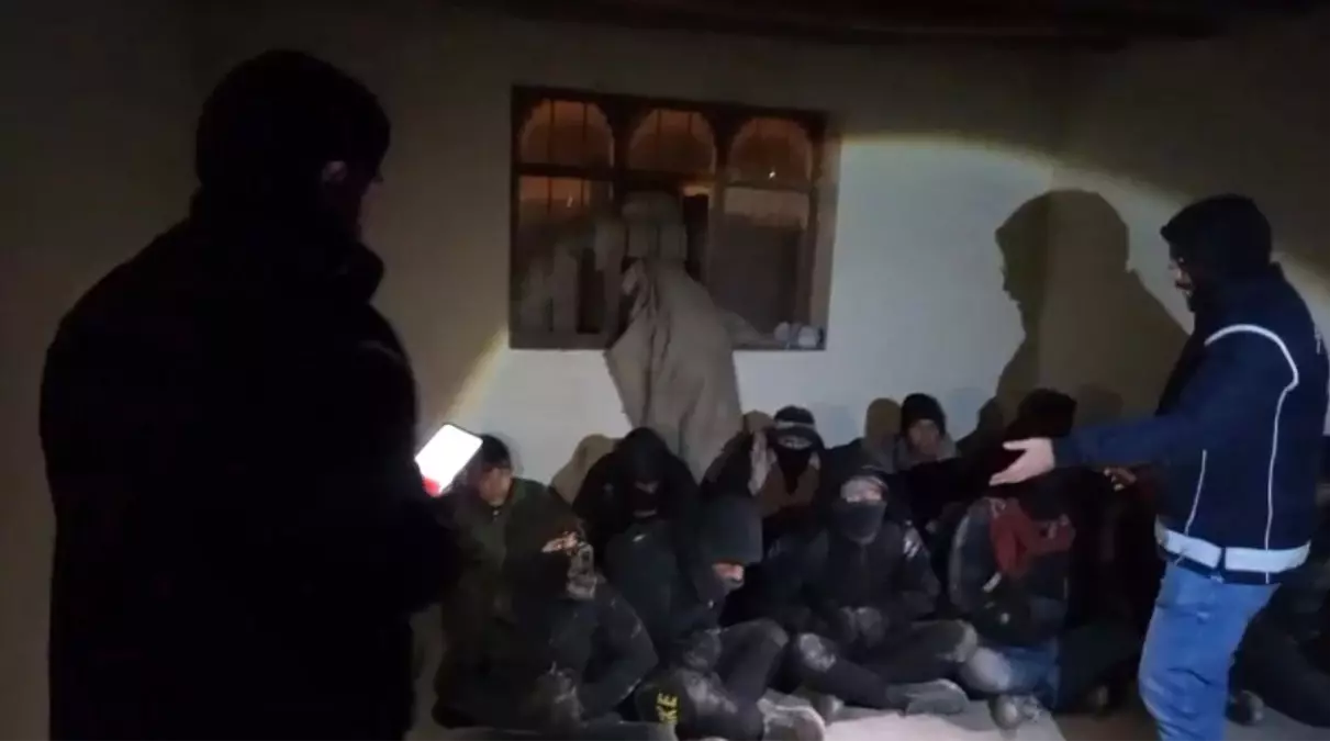 Ağrı’da Göçmen Kaçakçılığı Operasyonu: 14 Yabancı Yakalandı, 2 Organizatör Tutuklandı