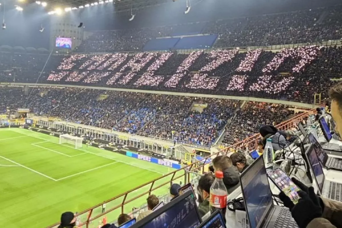 Dünya futbol tarihinde bir ilk: Telefon ışıklarıyla koreografi yaptılar