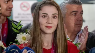 Dünya şampiyonu milli tekvandocular, Ankara’da çiçeklerle karşılandı