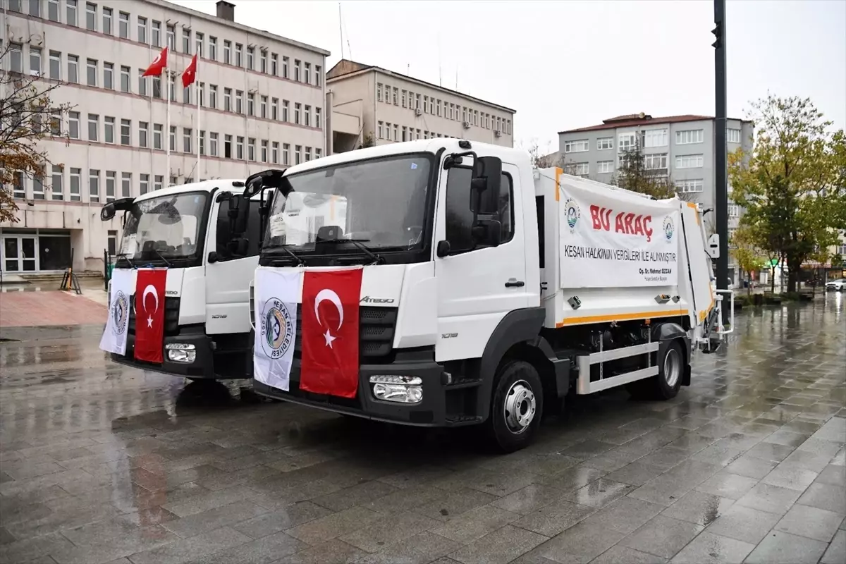 Enez’de Yol Çalışmaları ve Yeni Çöp Kamyonları ile Altyapı Yenileniyor