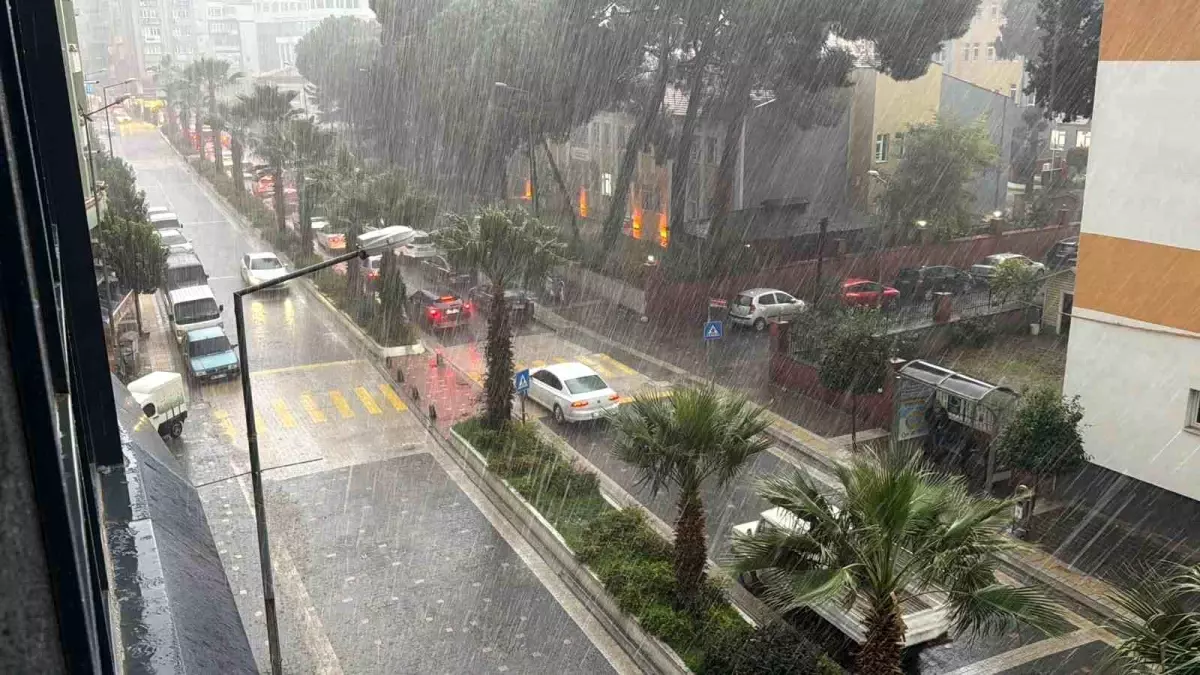 Edremit’te Kuvvetli Sağanak Yağışlar Başladı