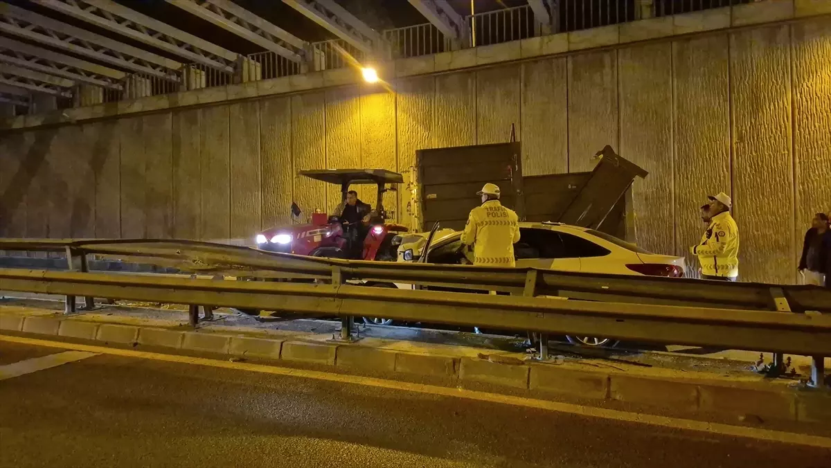 Aydın’da Traktörle Otomobil Çarpıştı