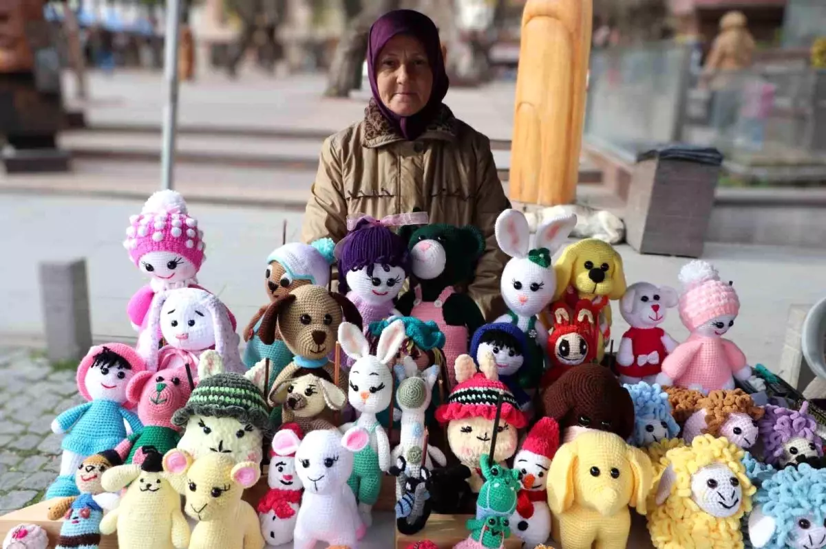 Nazmiye Hanım’ın Örgü Bebekleri Aile Ekonomisine Katkı Sağlıyor